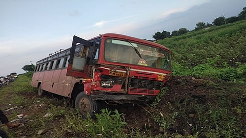 मनूर (जि.औरंगाबाद) : वैजापूर तालुक्यातील खंडाळा येथील नाशिक- औरंगाबाद महामार्गावरील  पेट्रोलपंपाजवळ एसटी बस  व दुचाकीचा अपघात होऊन तीन जण ठार झाले. अपघातग्रस्त एसटी.