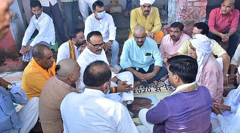 Lakhimpur: शेतकऱ्यांना टाळून भाजप नेता भेटला ड्रायव्हरच्या कुटुंबियांना
