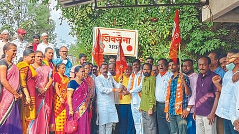 राजापूर ः भाजपचे नगरसेवक गोविंद चव्हाण यांचे शिवसेनेमध्ये स्वागत करताना आमदार डॉ. राजन साळवी. 