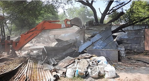 अनाधिकृत झोपड्यांवर पाटबंधारे विभागाची धडक कारवाई 