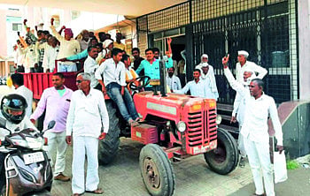 धुळे : वीजपुरवठा खंडित; शेतकरी भडकले 