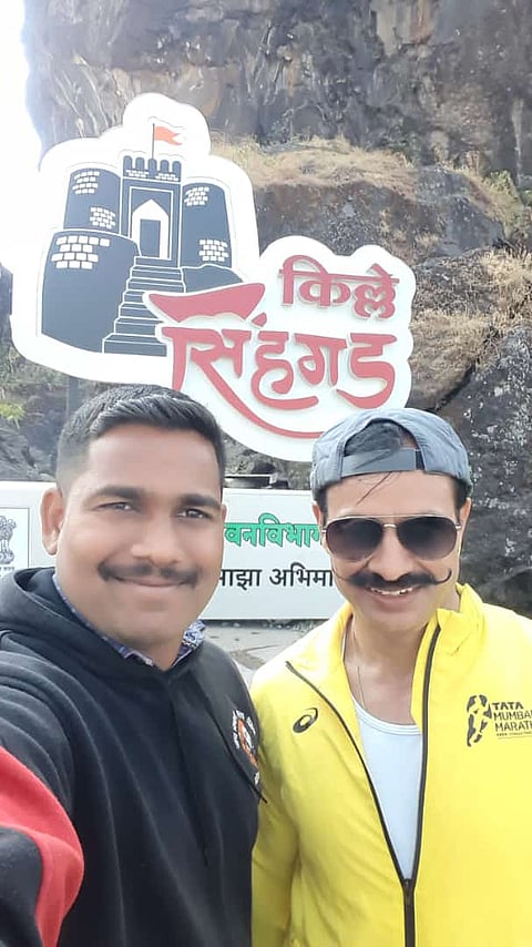 पिळदार मिशा असलेल्या त्यांनी केली सिंहगड घाटात सोळा किलोमीटरची पायपीट