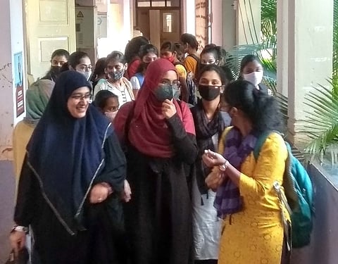 अखेर कॉलेज शिक्षणाचा प्रारंभ 