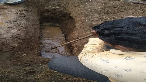 थेरगाव(ता.पैठण) : चौफेर दफनविधीसाठी कबर खोदताना पाणी लागत आहे. | Aurangabad
