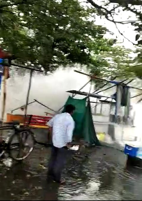 एमआयडीसी ची पाईपलाईन फुटली 