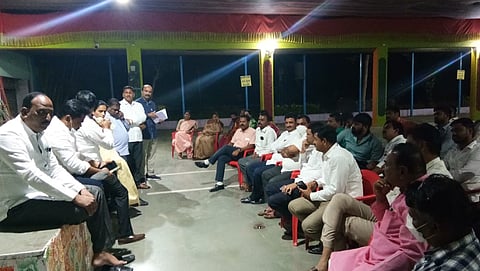 तळेगाव ढमढेरे (ता. शिरूर) येथील तालुकास्तरीय  बैठकीत जिल्हा परिषदेच्या माजी सभापती सुजाता पवार यांनी पदाधिकाऱ्यांना मार्गदर्शन केले