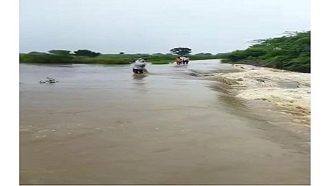 मदनसुरी (ता.निलंगा) : ओढ्याच्या पुलावरून पाणी वाहत आहे.