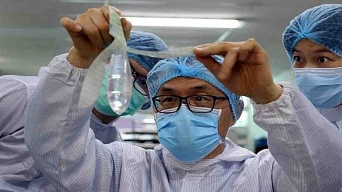 UNISEX CONDOM : मलेशियन स्त्रीरोग तज्ज्ञांनी बनवलं जगातलं पहिलं युनिसेक्स कंडोम 