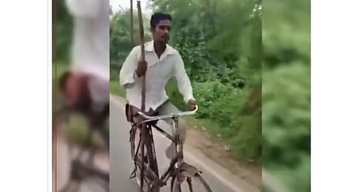पाय नसतानाही चालवतोय तुफान सायकल; IAS अधिकाऱ्याचा व्हिडीओ चर्चेत