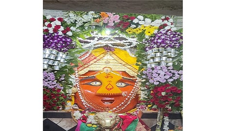 माहूर (जि.नांदेड) : माहूर गडावर रेणुकादेवी मंदिरात नवरात्रोत्सवास उत्साहात प्रारंभ झाला. 
