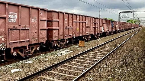 डहाणू येथे मालगाडीचा एक डबा रूळांवरून घसरला