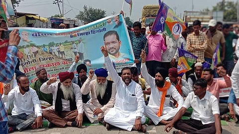 हिंगोली :  नर्सी नामदेव येथे जिल्ह्यामध्ये ओला दुष्काळ जाहीर करून सर्व शेतकऱ्यांना आर्थिक नुकसान भरपाई देण्यात यावी या मागणीसाठी  हिंगोली-सेनगाव रस्त्यावर वंचित बहुजन आघाडीच्या वतीने बुधवार (ता.सहा) रास्ता रोको आंदोलन करण्यात आले.