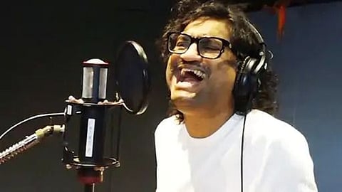हेडफोन लावा अन् अजयच्या आवाजातलं 'मळवट' ऐकाच!