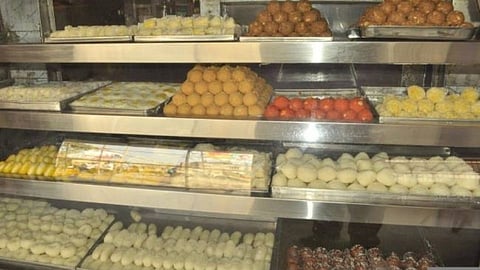 सावधान! मिठाई घेताय तर जरा एक्‍स्पायरी डेटकडेही असू द्या लक्ष