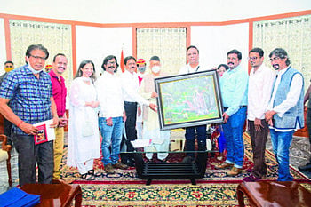 कापडणेच्या सुपुत्राची कलाकृती राजभवनात झळकणार 