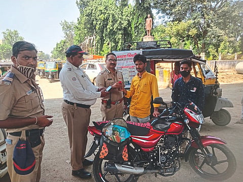 वाहतूक पोलिसांची गांधीगिरी; चालकांना दिले गुलाब 