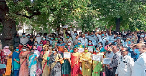 नांदेड : जिल्हाधिकारी कार्यालयासमोर कर्मचाऱ्यांचे ठिय्या आंदोलन