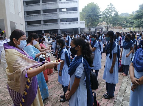 धायर : चव्हाण शाळेत बँड लावून वाजत-गाजत 
विद्यार्थ्यांचे स्वागत
