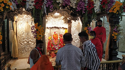 Live : नवरात्रीनिमित्त मंदिरात सजावट, भाविकांनी घेतले दर्शन