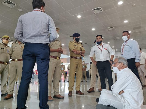 CM बघेल एअरपोर्टवर बसले धरणे देत;  प्रियांकांच्या भेटीसाठी जाताना अडवलं