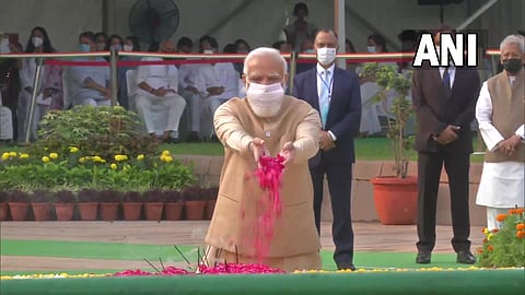 पंतप्रधान नरेंद्र मोदींकडून बापूंना नमन