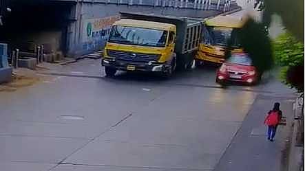 दादरमध्ये बेस्ट बस डंपरला धडकली, भीषण अपघातात सात जखमी 