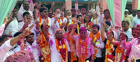 कृषी उत्पन्न बाजार समितीत जल्लोष करताना विजयी उमेदवार