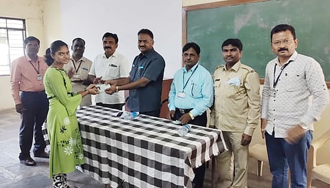 Karad : एसटीकडून थेट शाळेत पास वाटप; विद्यार्थिनींत समाधान 