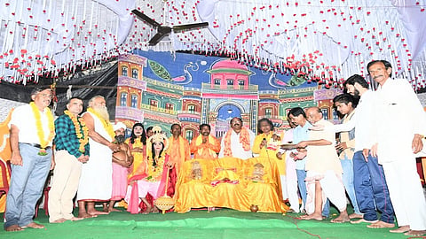 हिंगोली :  शहरातील सर्वदुर प्रसिद्ध असलेला दसरा महोत्सव कोरोनाच्या सावटामुळे यावर्षी देखील साधेपणाने साजरा होत आहे. खाकीबाबा मठात गुरुवारी (ता.सात) आकाशवाणी या धार्मिक कार्यक्रमाने  महोत्सवास कोरोनाचे नियम पाळत सुरुवात झाली आहे. 