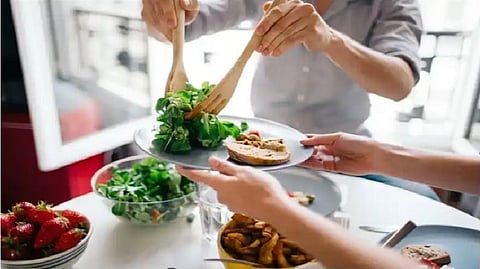 कोरोना काळात फुफ्फुसांची घ्या काळजी,  'हे' ५ पदार्थ खाणे टाळा