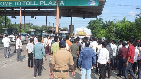चिमुकल्यांच्या अंत्यसंस्कारवेळी जमलेली गर्दी.
