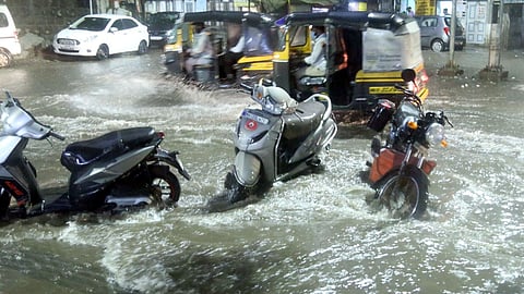 पावसामुळे वाहतूक विस्कळीत