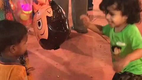 चिमुकल्यांच्या मिठीत गरीब-श्रीमंत भेदही विरघळला; नेटकरी भावूक... 