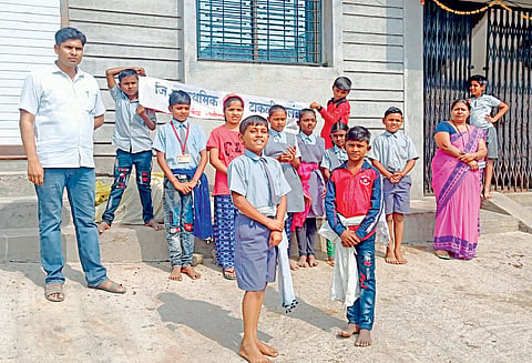 कोरोना लसीकरणासाठी पथनाट्याद्वारे जनजागृती