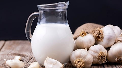 Garlic Milk प्यायलात का? हे आहेत 10  फायदे 