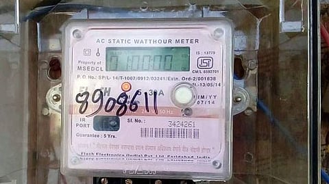 Mahavitaran’s task force in action during a crackdown on meter tampering in Shevgaon, resulting in a ₹36 lakh fine for illegal power usage.