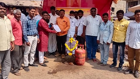 अकलूजमध्ये पंतप्रधान मोदींच्या प्रतिमेस पेट्रोल-डिझेलचा अभिषेक!