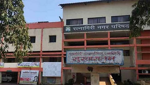 झोपा काढणाऱ्या कर्मचाऱ्यांवर कारवाई करा           
