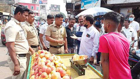 100 ग्रॅम सफरचंदावरून इचलकरंजीत गोंधळ; फळ विक्रेता ताब्यात