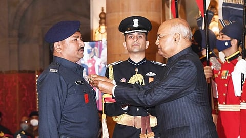 राष्ट्रपती रामनाथ कोविद यांच्याहस्ते सन्मान स्वीकारताना ज्ञानेश्‍वर साबळे. 