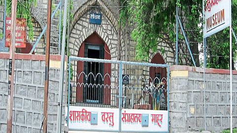 शहरातील मध्यवस्तीत असलेले पुरातन शासकीय वस्तुसंग्रहालय.