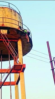 मालेगावच्या वीरूची पाण्याच्या टाकीवर चढून आत्महत्येची धमकी 