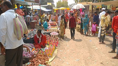 लोहगाव (जि.औरंगाबाद) : आठवडे बाजारात लक्ष्मी, गौवळण व पणती खरेदी करताना ग्रामस्थ. (छायाचित्र : ज्ञानेश्वर बोरूडे)