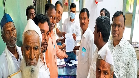 अकोला : लिपिक व नायब तहसीलदारांवर शिस्तभंगाची कारवाई करा