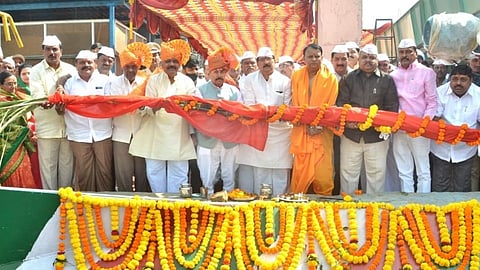 बिद्री ता. कागल येथील श्री. दूधगंगा वेदगंगा सहकारी साखर कारखान्याच्या ५९  व्या गळीत हंगामाचा गव्हाणीत ऊस मोळी टाकून शुभारंभ करताना पद्मश्री डाँ. डी. वाय. पाटील, अध्यक्ष के. पी. पाटील, उपाध्यक्ष विठ्ठलराव खोराटे, सर्व संचालक, व्यवस्थापकीय संचालक आर. डी. देसाई, कार्यकारी संचालक के. एस. चौगले आदी मान्यवर.