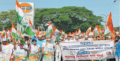 इंधन दरवाढ व महागाई विरोधात शहर कॉंग्रेसकडून निषेध 