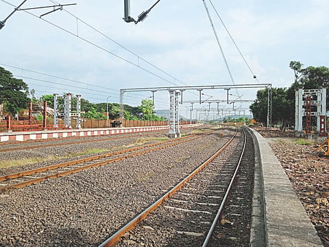 रेल्वेला मिळेना ग्रीन सिग्नल! कऱ्हाड-कुर्डुवाडी लोहमार्गाचे विद्युतीकरण पूर्ण