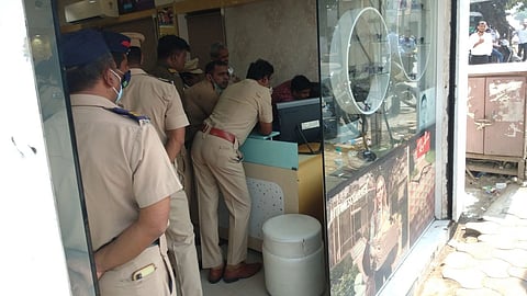 उड्डाणपुलावरून पोलिसावर फेकला दगड; सीसीटीव्ही फुटेज तपासले