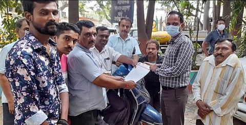 हडपसर : मांजरी बुद्रुक परिसरातील दिव्यांग बांधवांनी पालिकेचे सहाय्यक आयुक्त प्रसाद काटकर यांना सुविधा मिळण्याबाबतचे निवेदन दिले.
