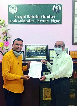 शिरपूरच्या प्रा.पाटील यांनी शोधला पळसाच्या फुलातील उपकारक जीवाणू 
